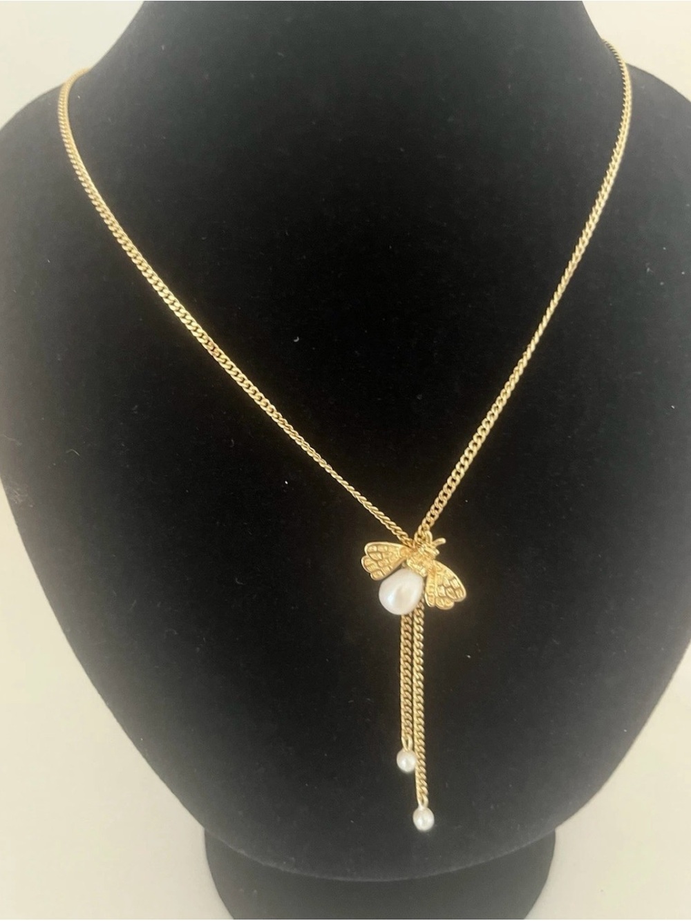 Avon Gold Tone Bee Charm Y-Drop Necklace White Pearls Cable Chain Lobster